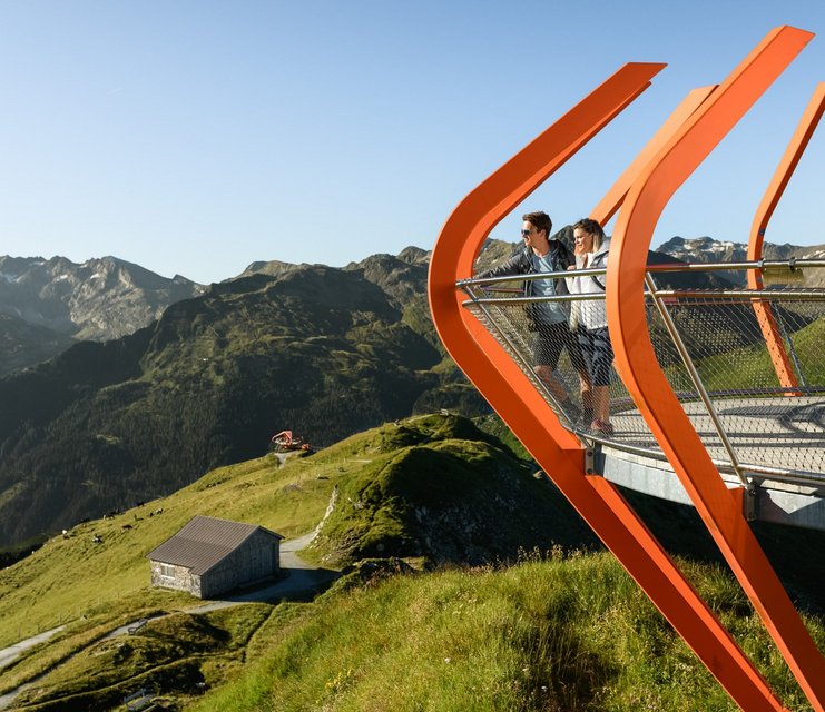 Aussichtsplattform Glocknerblick im Sommer am Stubnerkogel Pärchen auf der Aussichtsplattform Glocknerblick im Sommer am Stubnerkogel