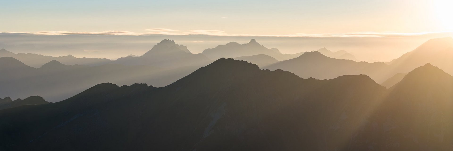 About us Dieses Bild zeigt das Gasteiner Bergpanorama bei abendlicher Stimmung.