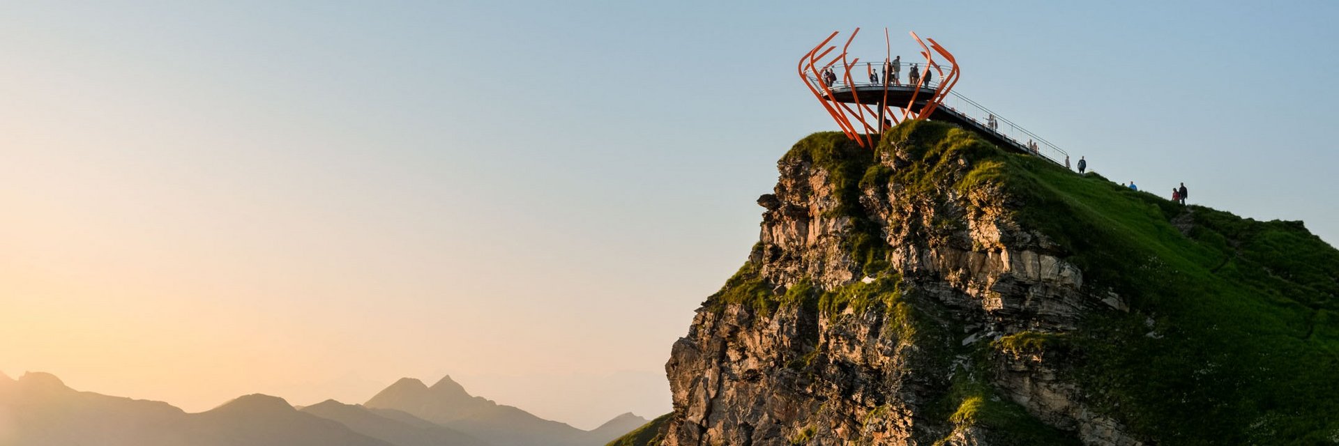 Explore Skigastein’s panoramic mountain Dieses Bild zeigt die Aussichtsplattform auf dem Stubnerkogel bei abendlicher Stimmung